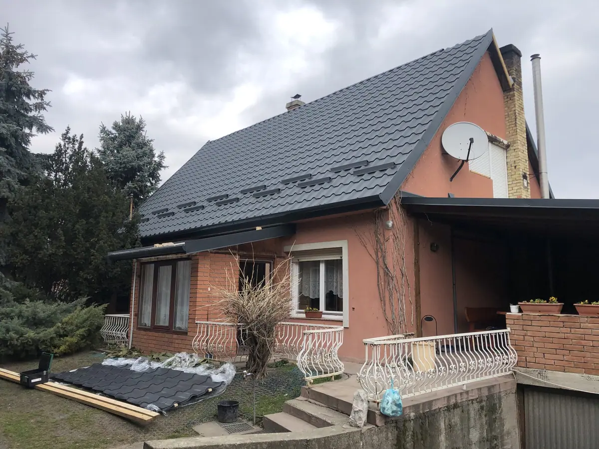 Einfamilienhaus – Pfannenblech-Dachdeckung